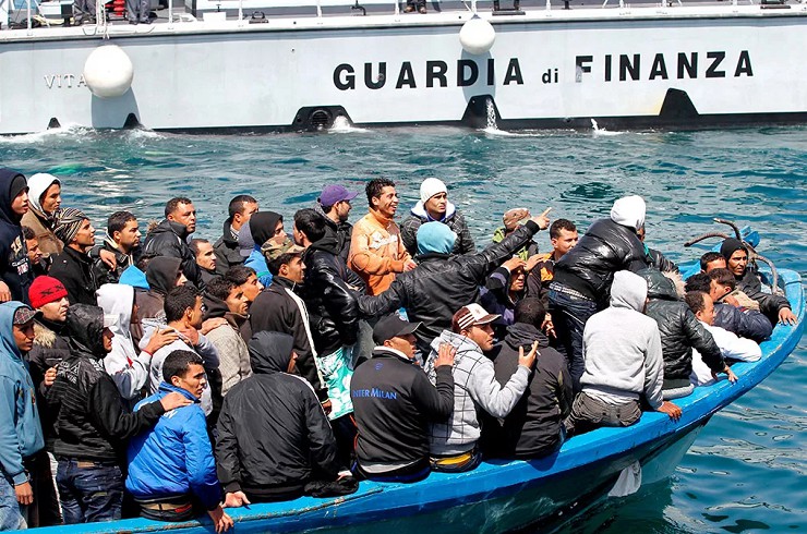 Нелегальные эмигранты у берегов Италии