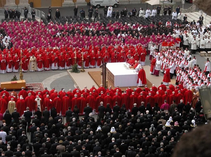 Кардиналы – конклав на похоронах папы Иоанна-Павла II