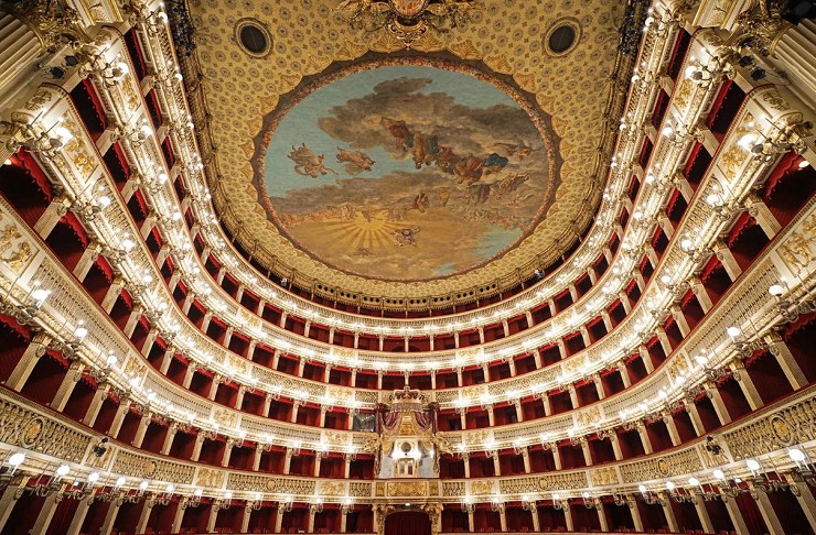 Зрительный зал оперного театра Сан-Карло в Неаполе