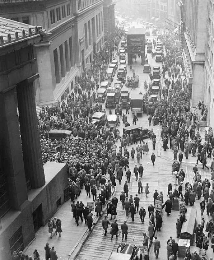 Толпа у здания Нью-Йоркской фондовой биржи после биржевого краха в 1929 году