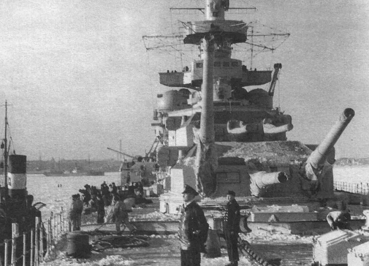 Вид на носовые башни главного калибра линкора «Гнейзенау», зима 1939/40 г.
