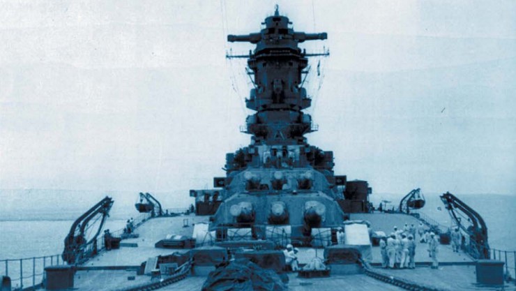 Вид на носовые башни главного калибра с бака линкора «Мусаси»
