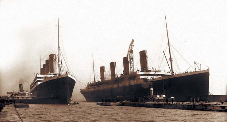 Лайнеры «Олимпик» (слева) и «Титаник» (справа) на верфи «Харланд энд Вольф», март 1912 г.