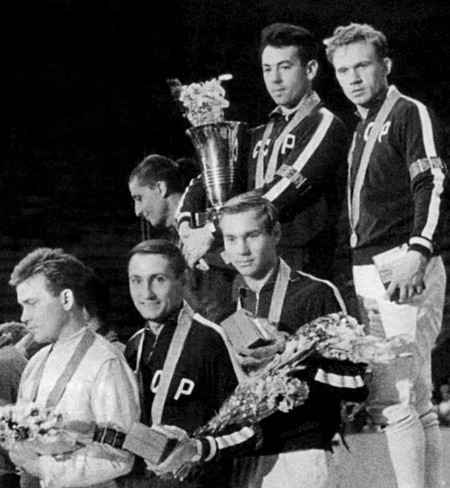 Сборная команда СССР – чемпион мира 1966; с кубком – М. П. Мидлер