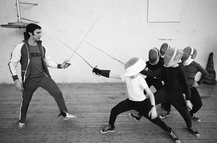 Виктор Кровопусков обучает юных саблистов мастерству ведения боя. 1978 год