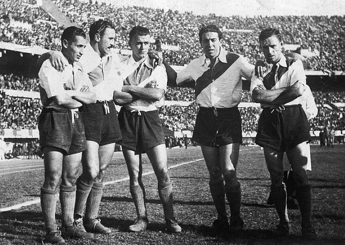 Ди Стефано (третий слева) в команде La Máquina 1947 года выпуска