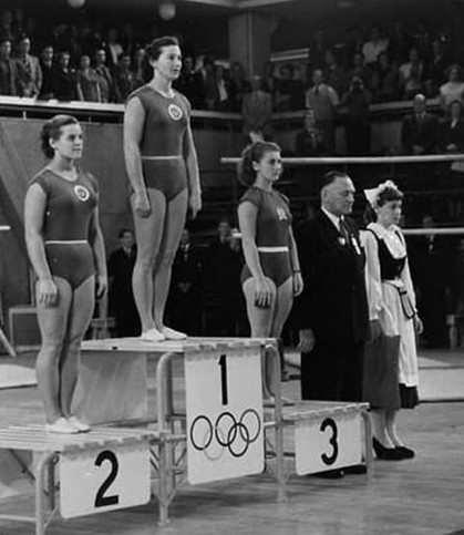 Первая абсолютная Чемпионка Олимпийских игр по гимнастике Мария Гороховская на высшей ступени пьедестала почета