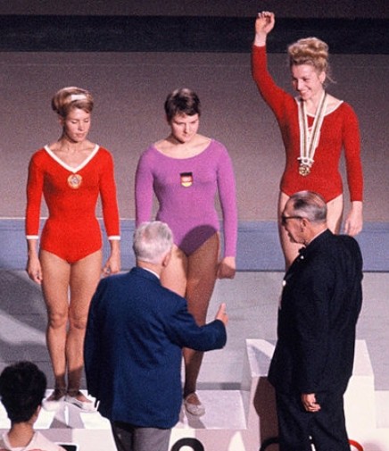 Лариса Латынина во время церемонии награждения на Летних Олимпийских играх 1964 года