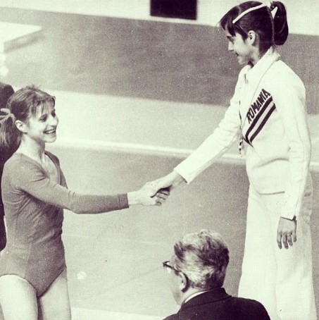 Ольга Корбут поздравляет румынскую гимнастку Надю Команече