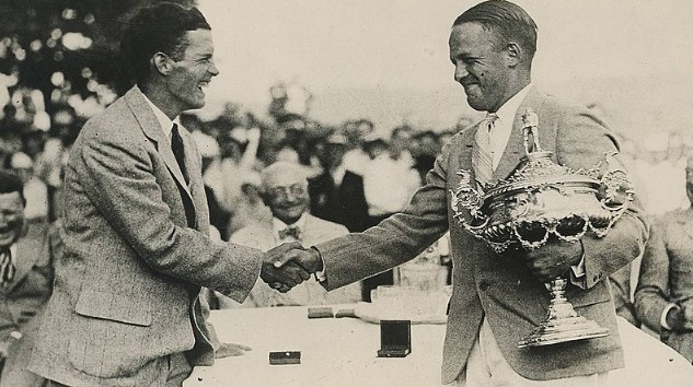 Джонс с трофеем в руках в любительском финале 1925 года в США