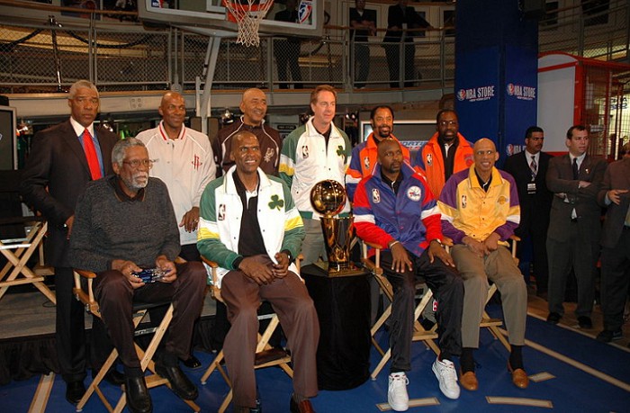 Абдул-Джаббар (внизу, крайний справа) и другие бывшие игроки НБА Store. 2005 г.