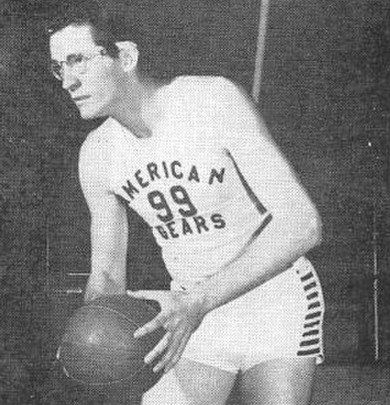 Майкен в форме «Чикаго Гиэрс» в 1946 году