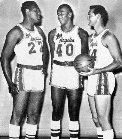 Бэйлор с товарищами по команде — Джерри Чемберс (в центре) и Джерри Уэст (справа), примерно 1966 год
