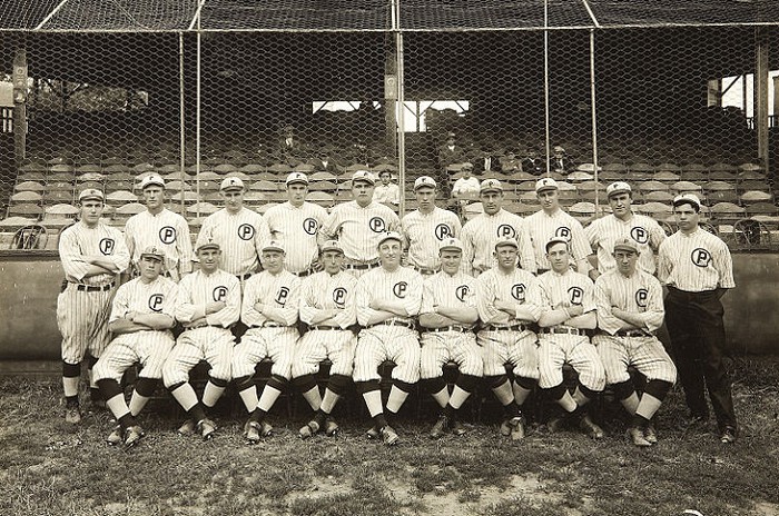 Фотография команды Провиденс Грейс с Бейб Рут (верхний ряд, в центре), 1914 год