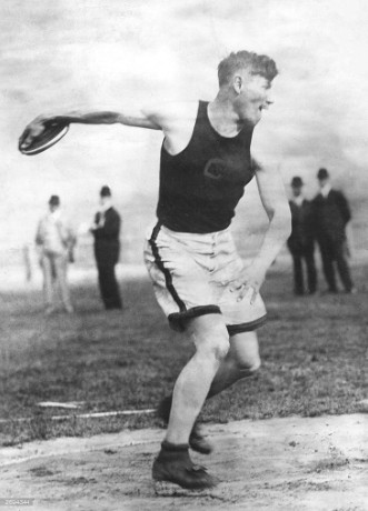 Торп участвует в метании диска на Олимпийских играх 1912 года
