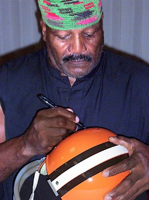 Браун раздает автографы в 2004 году