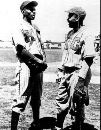 Пейдж (слева) и Джеки Робинсон в форме монархов Канзас-Сити, 1945 год