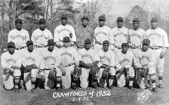 Пейдж (стоит, 3-й слева) в составе Питтсбург Кроуфордс 1932 года выпуска