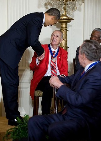 Президент Барак Обама вручает Стэну Музиалу Президентскую медаль свободы. 15 февраля 2011 года