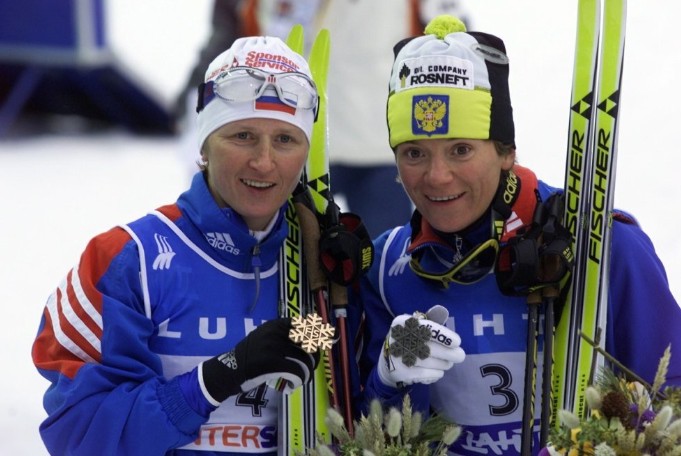 Лариса Евгеньевна Лазутина (справа)