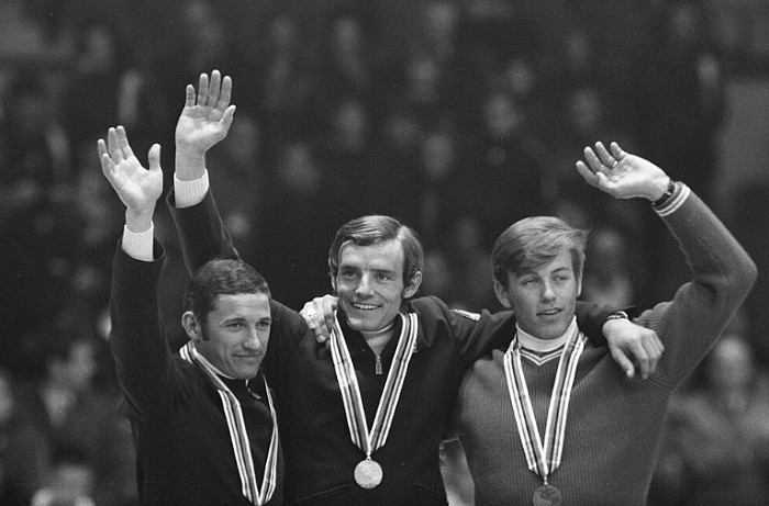 Килли (в центре) после победы в скоростном спуске на Олимпийских играх 1968 года