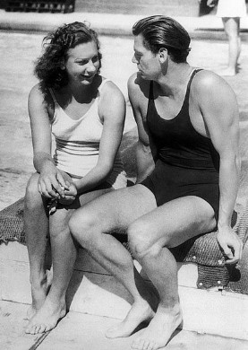 Мэдисон (слева) с Джонни Вайсмюллером на Олимпийских играх 1932 года