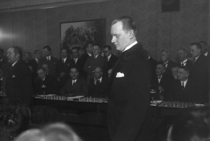 Алехин даёт сеанс одновременной игры в Берлине (1930)