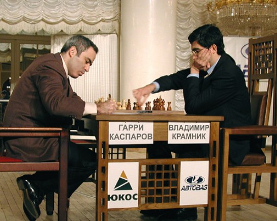 Каспаров играет против Крамника в матче памяти Ботвинника в Москве, 2001 год