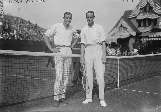 Тилден (слева) с Джеймсом Андерсоном на международном турнире по лаун-теннису 1922 года