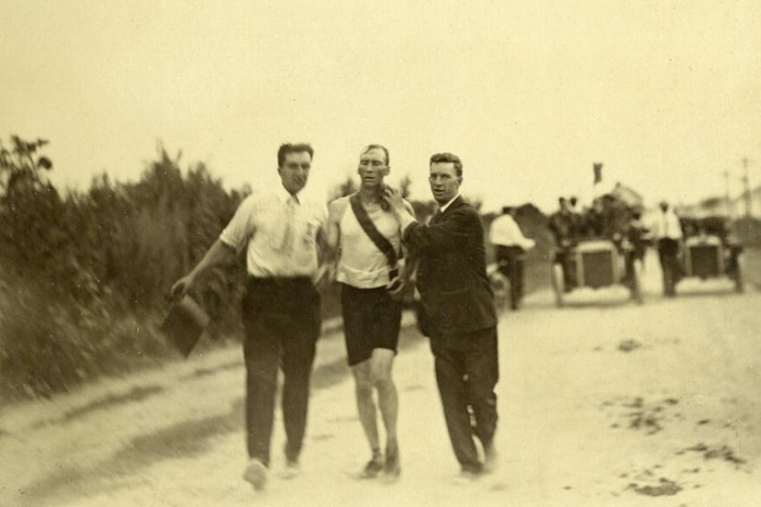 Томас Хикс (посередине) во время марафона