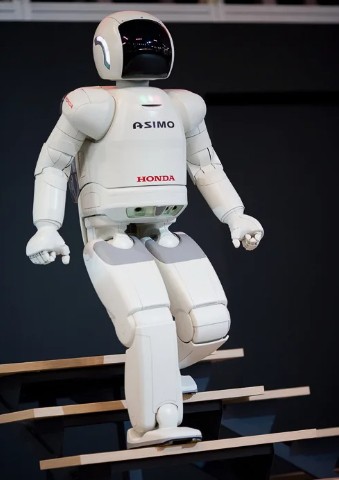 Робот Asimo может подниматься и спускаться по лестницам