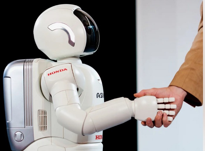 ASIMO реагирует на движение рук человека