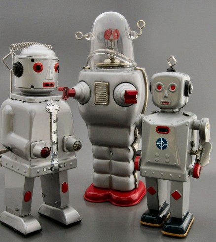 Японские Робби (в центре), Mr. Robot (слева) и немецкий Robot st1