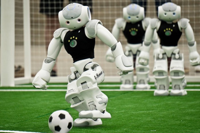 Робот NAO во время футбольного матча на соревнованиях RoboCup