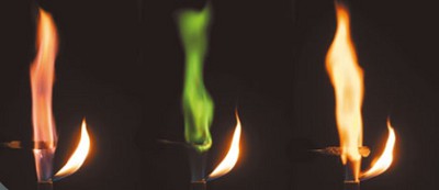 Различные цвета пламени во время горения солей марганцовки, медного купороса и поваренной соли