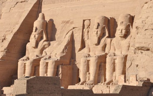 Статуи Рамзеса перед входом в храм в Абу-Симбеле