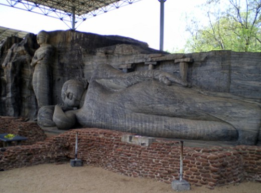 Статуя лежащего Будды, вырезанная из скалы. Скальный монастырь в Полоннаруве, Шри Ланка. 12 век
