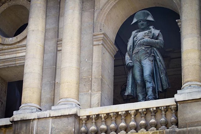 Статуя Наполеона на балконе знаменитого Дома инвалидов