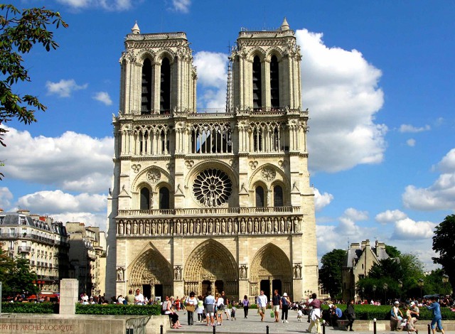 Всемирно известный собор Парижской Богоматери