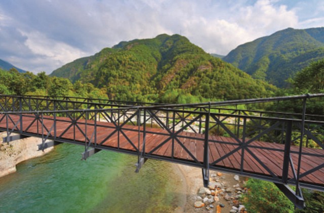 Мост через альпийскую реку