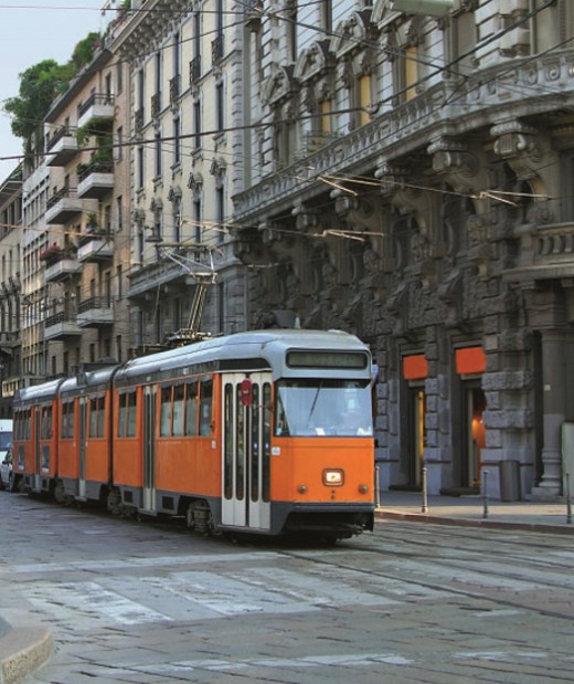 Трамвай на улице Милана