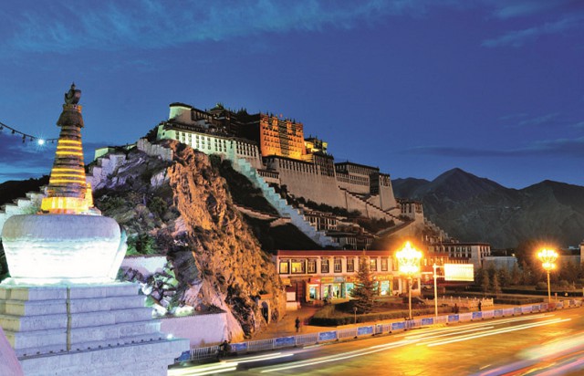 Священный Дворец Потала в городе Лхаса в Тибете
