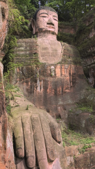 Огромная статуя Будды, высеченная в скале