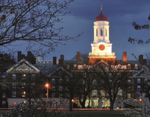 Гарвардский университет ночью