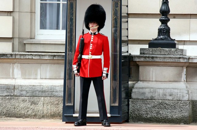 Английский солдат в высокой шапке