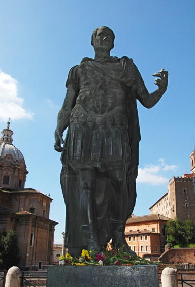 Статуя Юлия Цезаря на императорском форуме в Риме