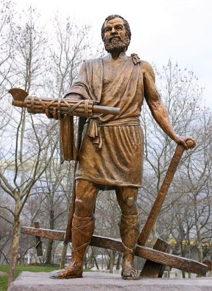 Статуя Цинцинната в городе Цинциннати (США). В правой руке находятся возвращаемые фасции, левой рукой опирается на плуг