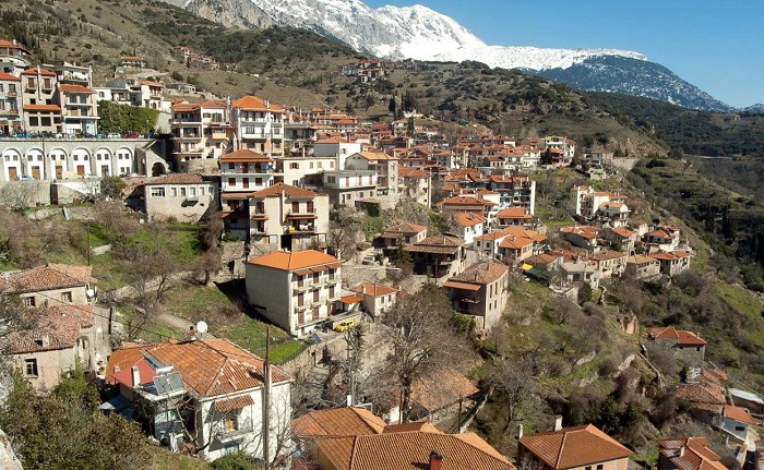 Деревня на склоне горы Парнас