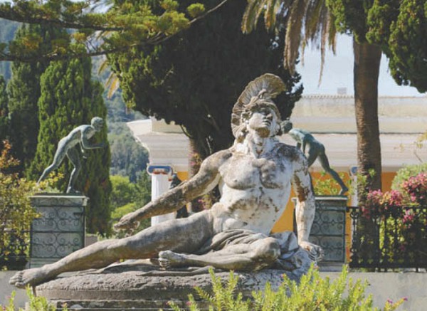 Статуя Ахиллеса, одного из легендарных участников Троянской войны