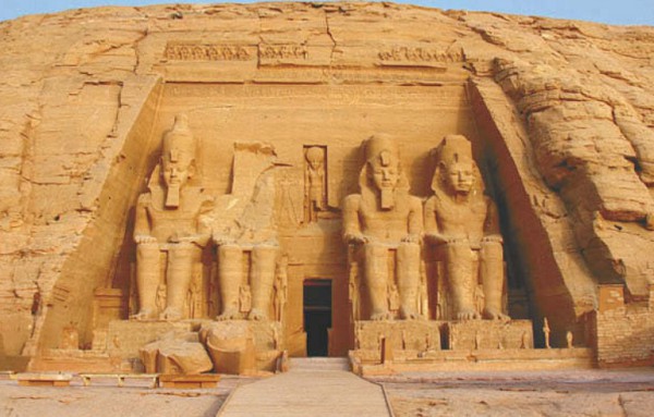 Большой храм Абу-Симбела со статуями богов и фараона